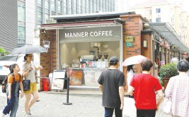 员工与顾客辩论
风波下 Manner仍旧
“人手紧缺”