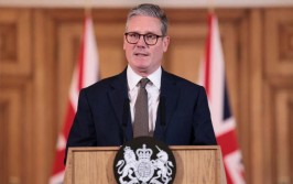 英国新宰衡
斯塔默举行初次
记者会