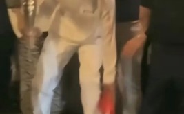 王一博在巴黎奥运火把
转达中捡起掉落的国旗