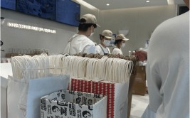 一个门店一名员工，“咖啡店已靠近
小吃摊模式”  风波下的Manner仍旧
人手紧缺??