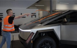 特斯拉Cybertruck再遭环保人士攻击：满身
被泼黄色油漆