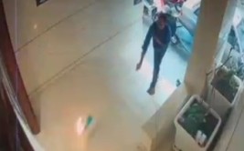 一夫君
向伊朗总统候选人竞选办公室投掷燃烧弹