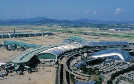韩国航班空中骤降6000多米，13人告急
送医！氧气面罩弹出、多人被吓哭，现场曝光