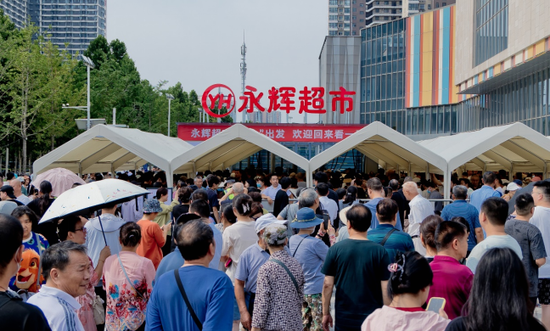 被买爆！胖东来出手，永辉超市紧急限流！多款产品卖光，股价盘中狂飙！ 被买爆！胖东来脱手
，永辉超市告急
限流！多款产物
卖光，股价盘中狂飙！ 时时快讯