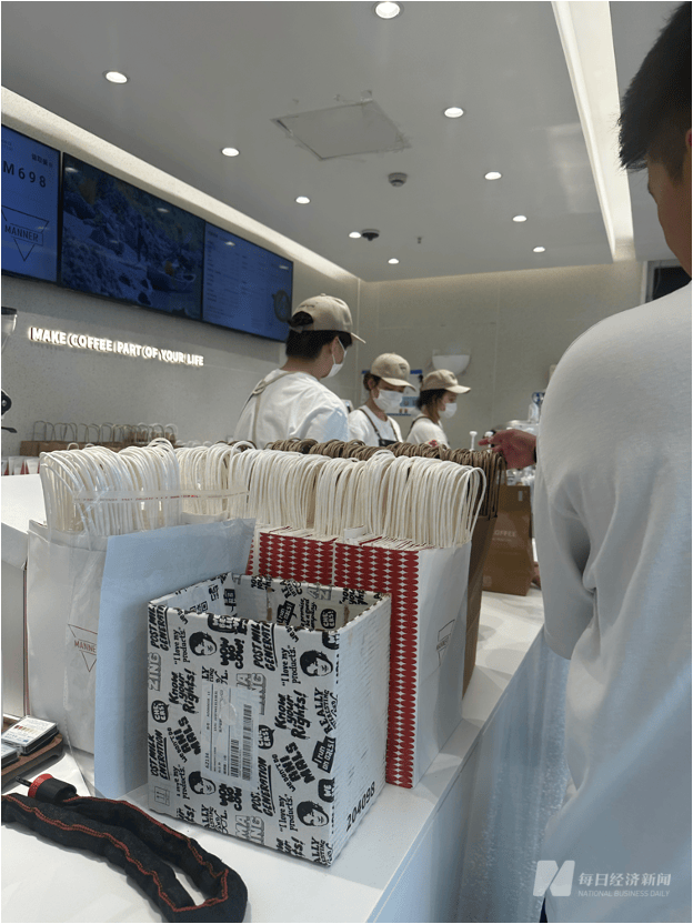 一个门店一名员工，“咖啡店已靠近
小吃摊模式”  风波下的Manner仍旧
人手紧缺?? 一个门店一名员工，“咖啡店已靠近
小吃摊模式”  风波下的Manner仍旧
人手紧缺?? 时时快讯