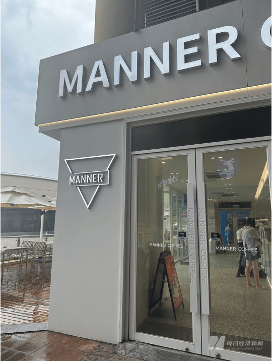一个门店一名员工，“咖啡店已靠近
小吃摊模式”  风波下的Manner仍旧
人手紧缺?? 一个门店一名员工，“咖啡店已靠近
小吃摊模式”  风波下的Manner仍旧
人手紧缺?? 时时快讯