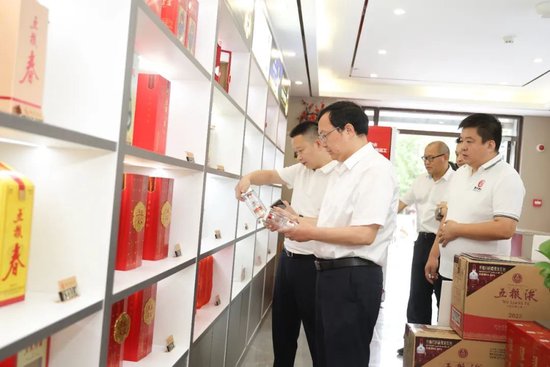 五粮液曾从钦：白酒产业正经历深度调整期，希望厂商团队共同应对考验，抓住市场机遇实现可持续发展 五粮液曾从钦：白酒财产
正履历
深度调解
期，盼望
厂商团队共同应对检验，捉住
市场机会
实现可连续发展 时时快讯