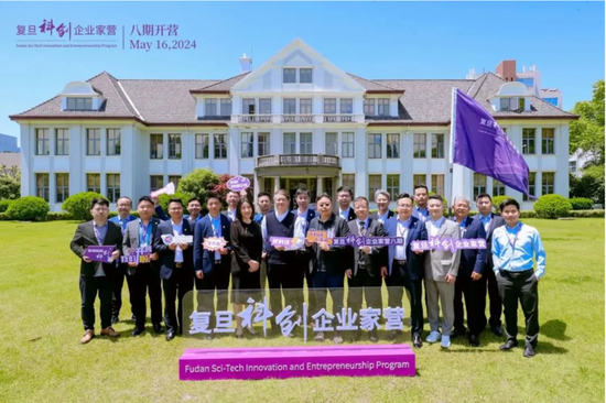 复旦管院院长陆文雄批“掼蛋之风盛行”：是失去企业家精神的表现，是逃避之风、颓废之风 复旦管院院长陆文雄批“掼蛋之风盛行”：是失去企业家精力
的表现，是躲避
之风、悲观
之风 时时快讯