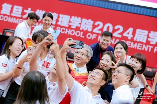 复旦管院院长陆文雄批“掼蛋之风盛行”：是失去企业家精神的表现，是逃避之风、颓废之风 复旦管院院长陆文雄批“掼蛋之风盛行”：是失去企业家精力
的表现，是躲避
之风、悲观
之风 时时快讯