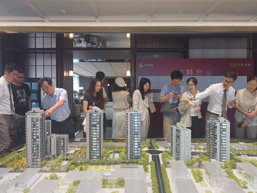 实探！上海楼市一天刷新多项纪录 实探！上海楼市一天革新
多项记录
 时时快讯