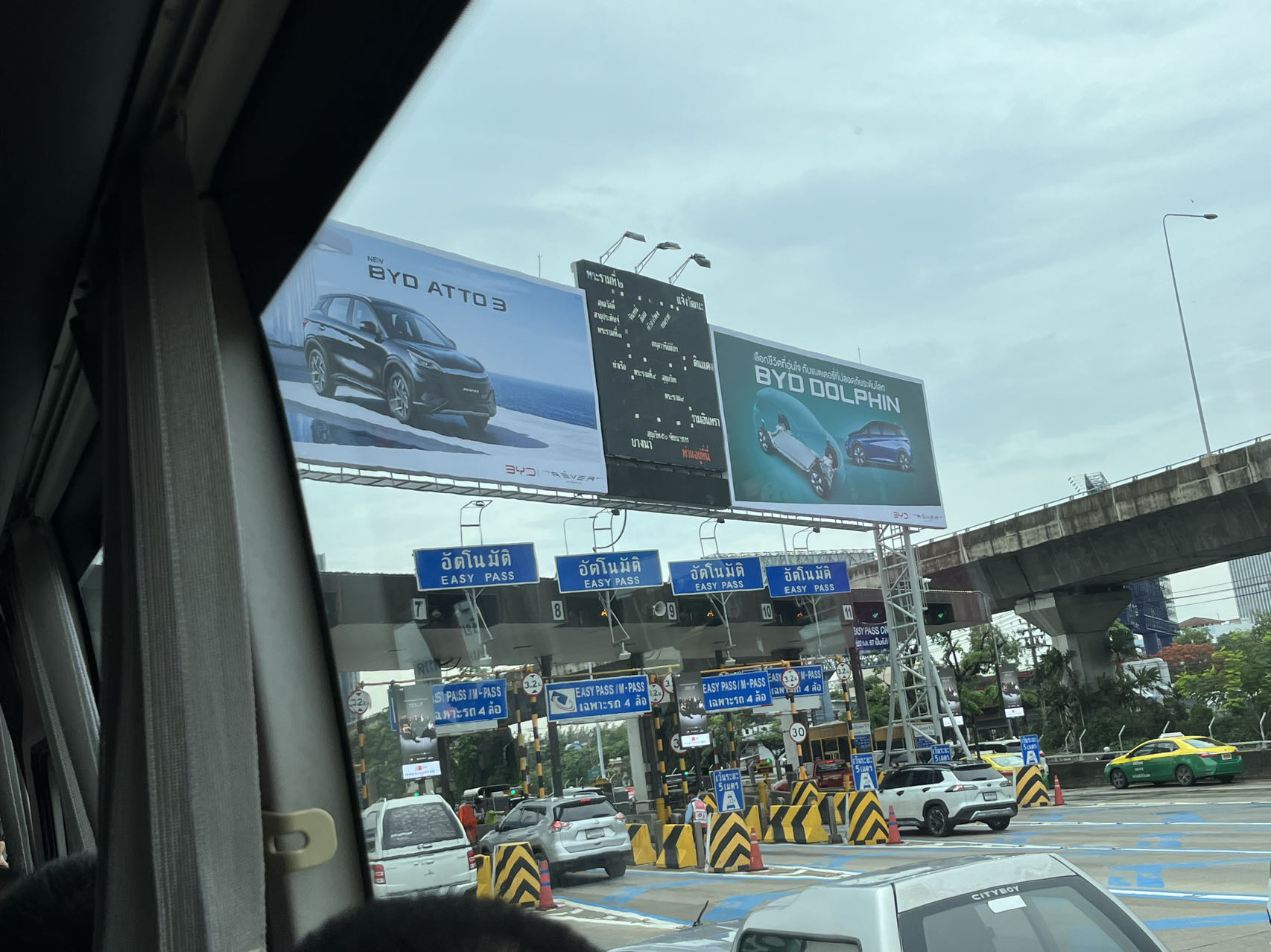 比亚迪在泰国投产电动汽车，市场接受度究竟如何？ 比亚迪在泰国投产电动汽车，市场担当
度毕竟
怎样
？ 时时快讯