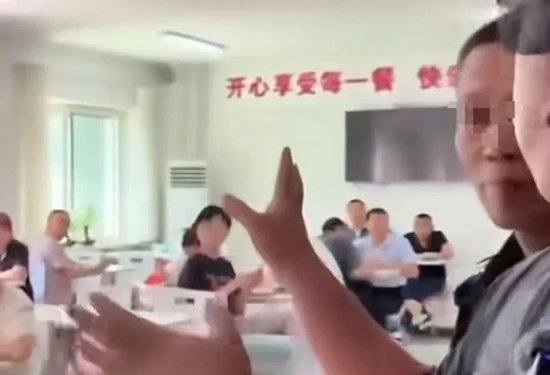 市监局上班时间“连打5个电话没人接”“岗位没人食堂人不少”，当地通报：已进入问责程序 市监局上班时间“连打5个电话没人接”“岗位没人食堂人不少”，本地
转达
：已进入问责程序 时时快讯