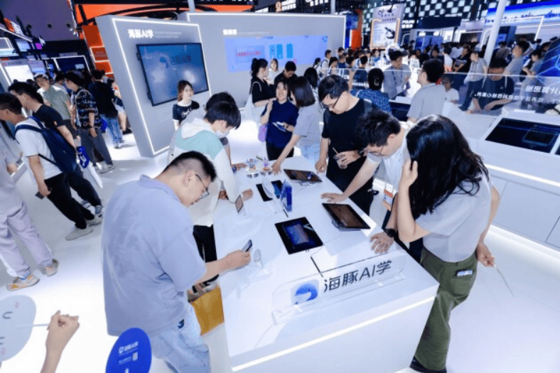 聚焦WAIC，猿辅导大模子
落地应用引发人民日报关注 聚焦WAIC，猿辅导大模子
落地应用引发人民日报关注 时时快讯